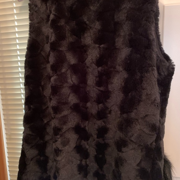 Max Studio faux fur vest, Black, size Medium - Picture 3 of 9